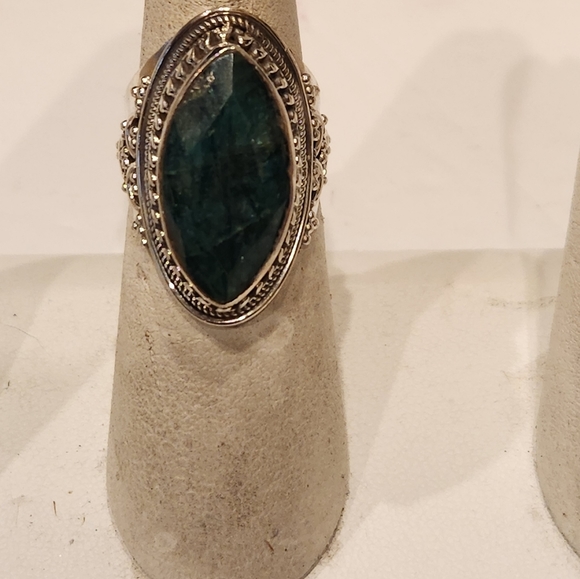 Sterling Silver Intricate Artistry Oval set Green Ring- Size 6. - Picture 4 of 9